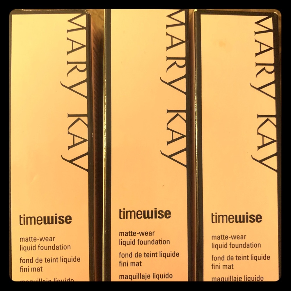 MK (Ivory) Timewise Matte Liquid Foundation